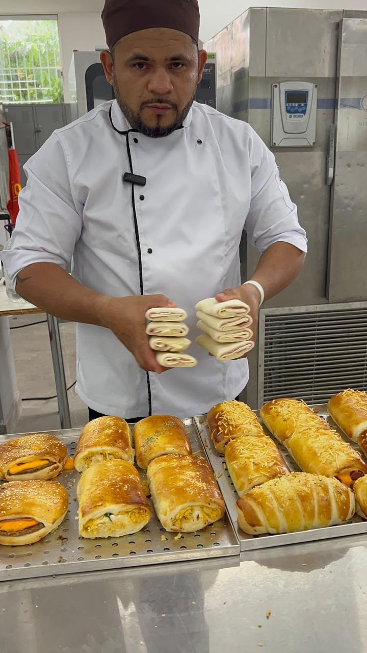 Chef Renan Thiago apresentando salgados congelados prontos e assados